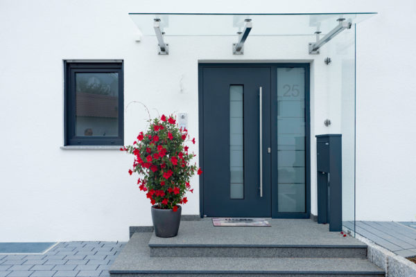 Hauseingangstüre mit Briefkasten in Tübingen