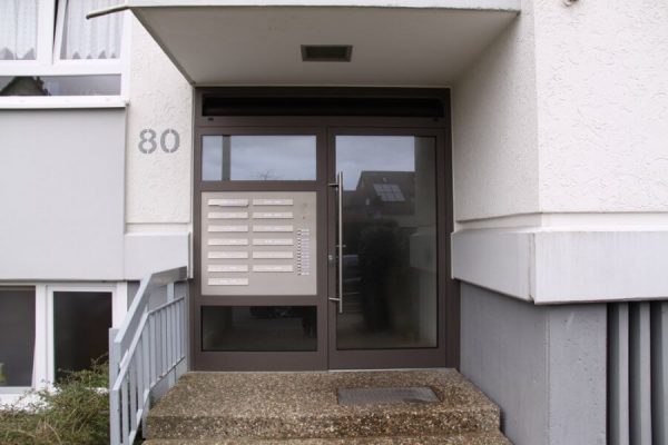 Haustüre für Mehrparteienhaus in Renningen