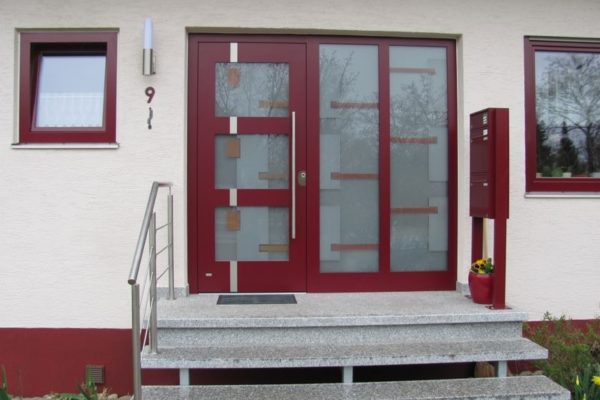 Aluminium Haustuere mit Seitenteil und Kunstverglasung