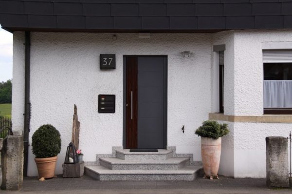 flaechenbuendig und fluegelueberdeckend Haustuere aus Aluminium