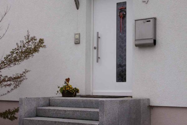 Holz Haustüre mit Edelstahl Vordach