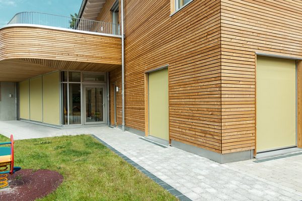 Haus mit Holzfassade und gelben ZipScreen als Sonnenschutz an den Fenstern in 71093 Weil im Schönbuch