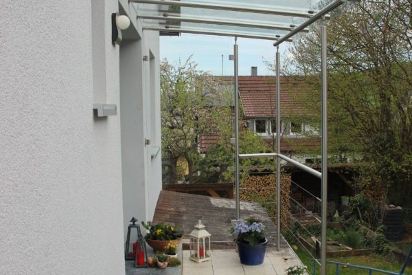 Edelstahl Vordach mit Wetterschutz und Handlauf