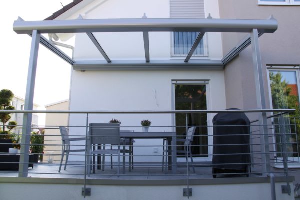 leichte Ansicht Überdachung Terrasse auf Garage in 71069 Sindelfingen