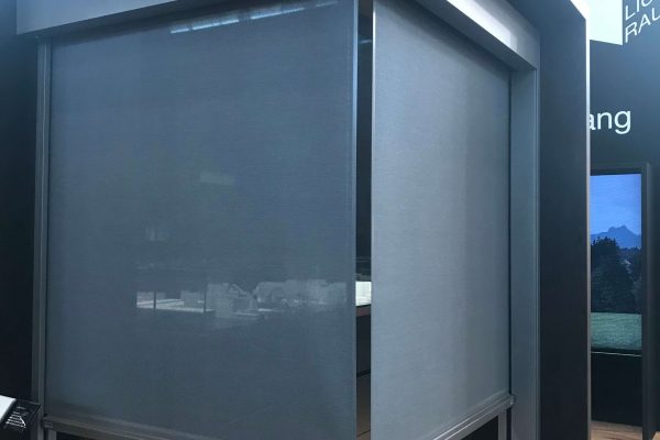 Innovation von ROMA eine neue Lösung für ein Eckfenster mit Eck-Plissee