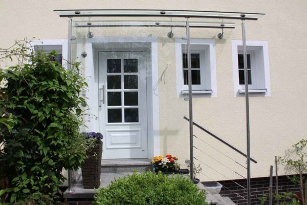 Aluminiumhaustüre mit Vordach Vorbau