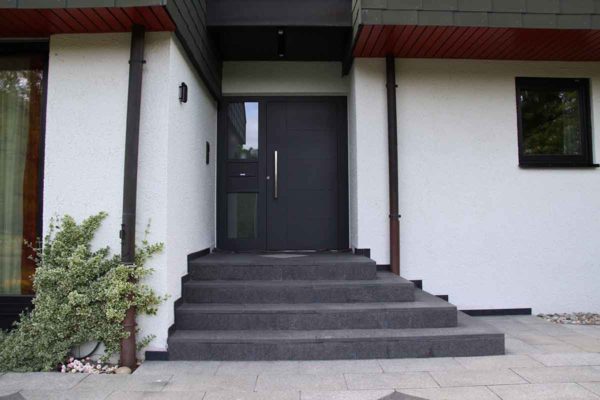 Haustüren anthrazit mit Seitenteil und Briefkasten