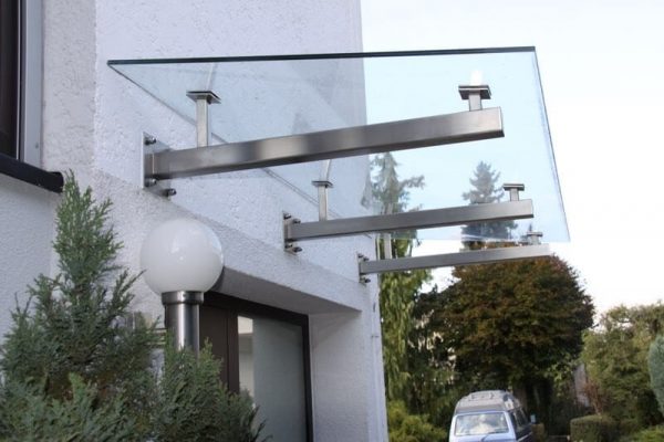 Vordach aus Edelstahl passend zur Haustuere