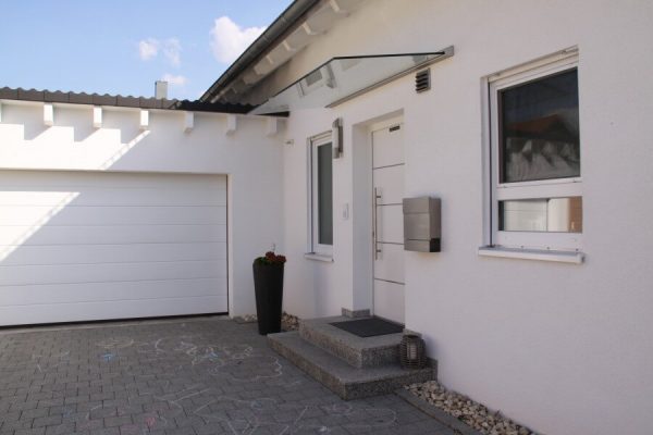 Vordach Haustuere Seitenaufnahme